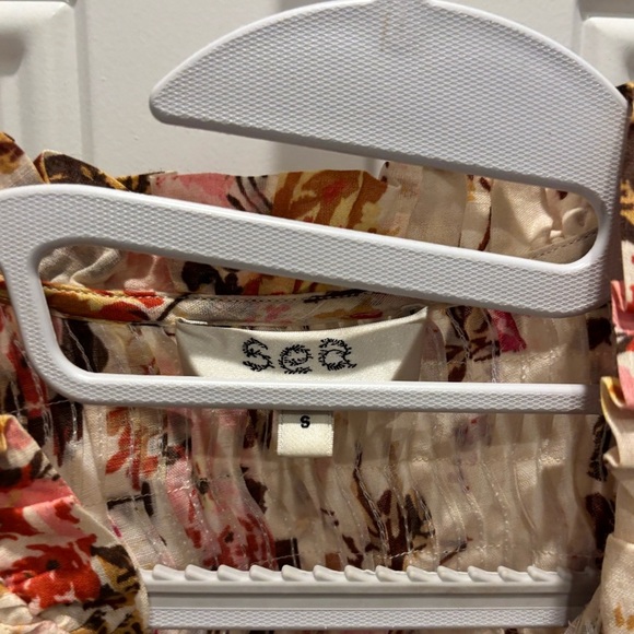 Sea Cream Floral Flutter Sleeve Esme Top size small
Never worn - Picture 5 of 6